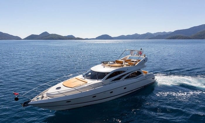 yacht and speedboat difference